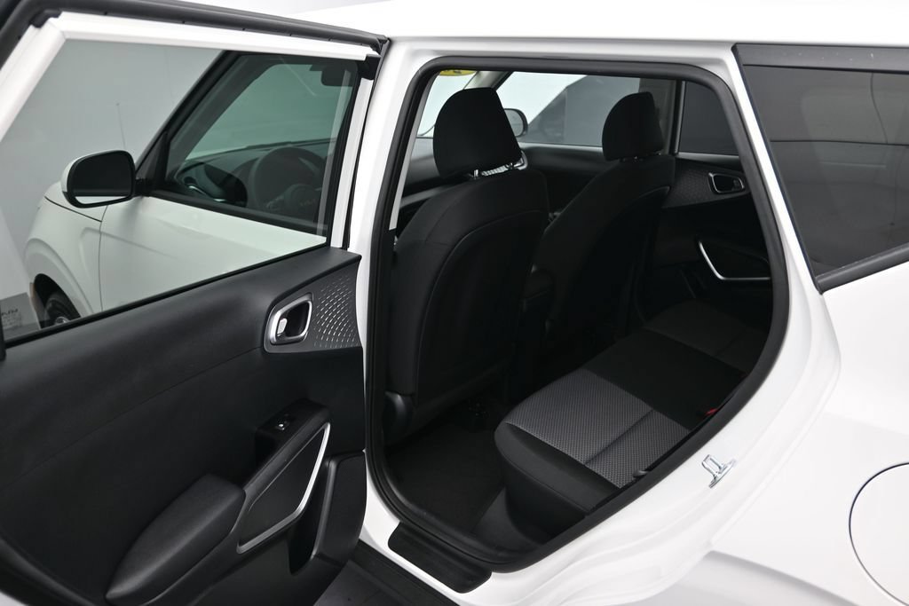 Used 2025 Kia Soul LX w/ LX Technology Package FWD image 13