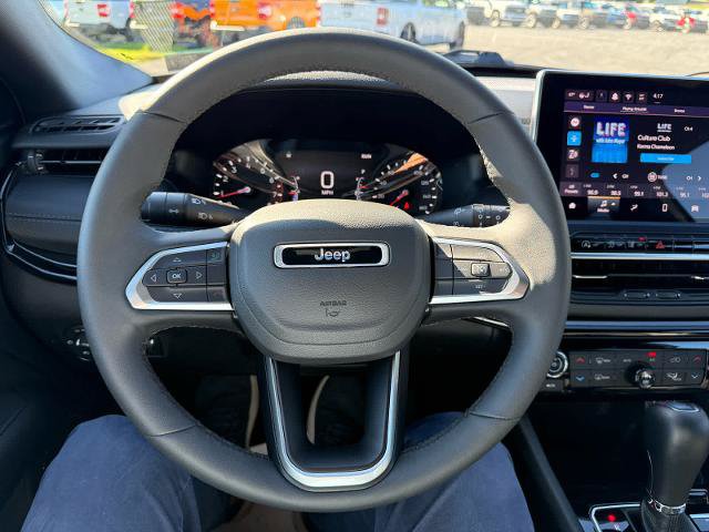 Used 2025 Jeep Compass Latitude w/ Convenience Group AWD/4WD image 21