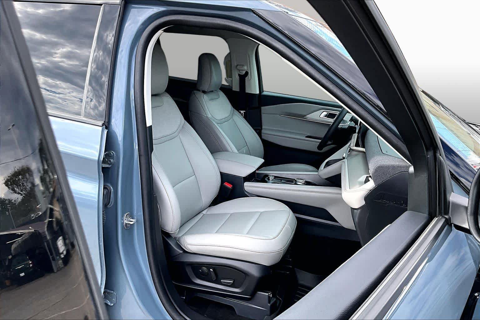 Certified 2025 Ford Explorer Active w/ Active Comfort Package RWD image 11