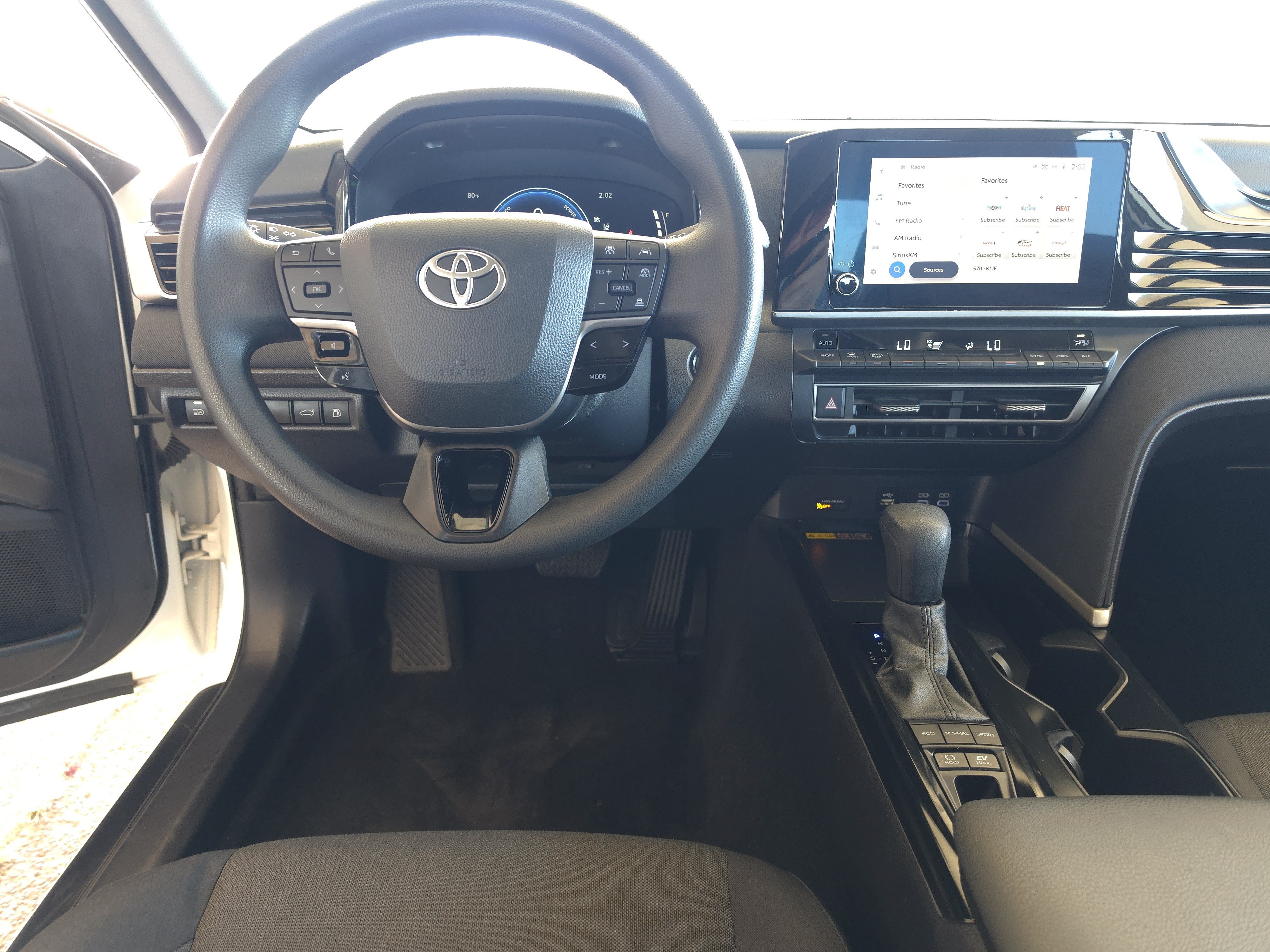 Used 2025 Toyota Camry LE FWD image 10