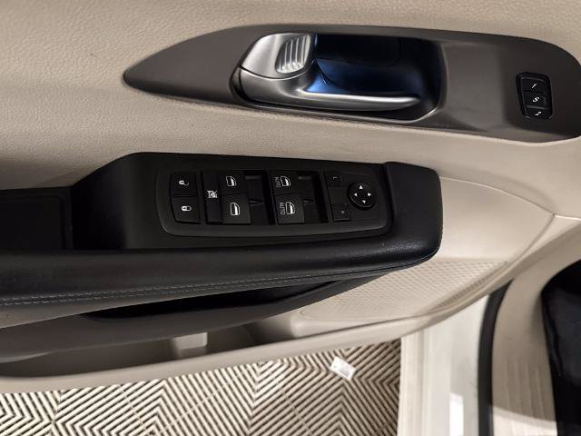 Used 2021 Chrysler Pacifica Touring-L FWD image 16
