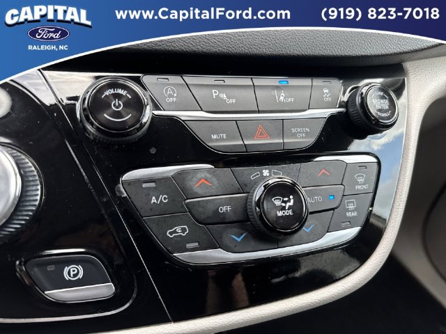 Used 2025 Chrysler Pacifica Select FWD image 28