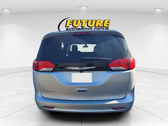 Used 2022 Chrysler Voyager LX image 2