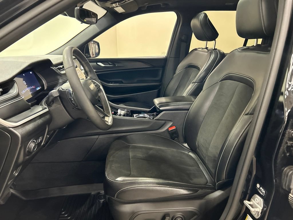 Used 2023 Jeep Grand Cherokee Altitude AWD/4WD image 10