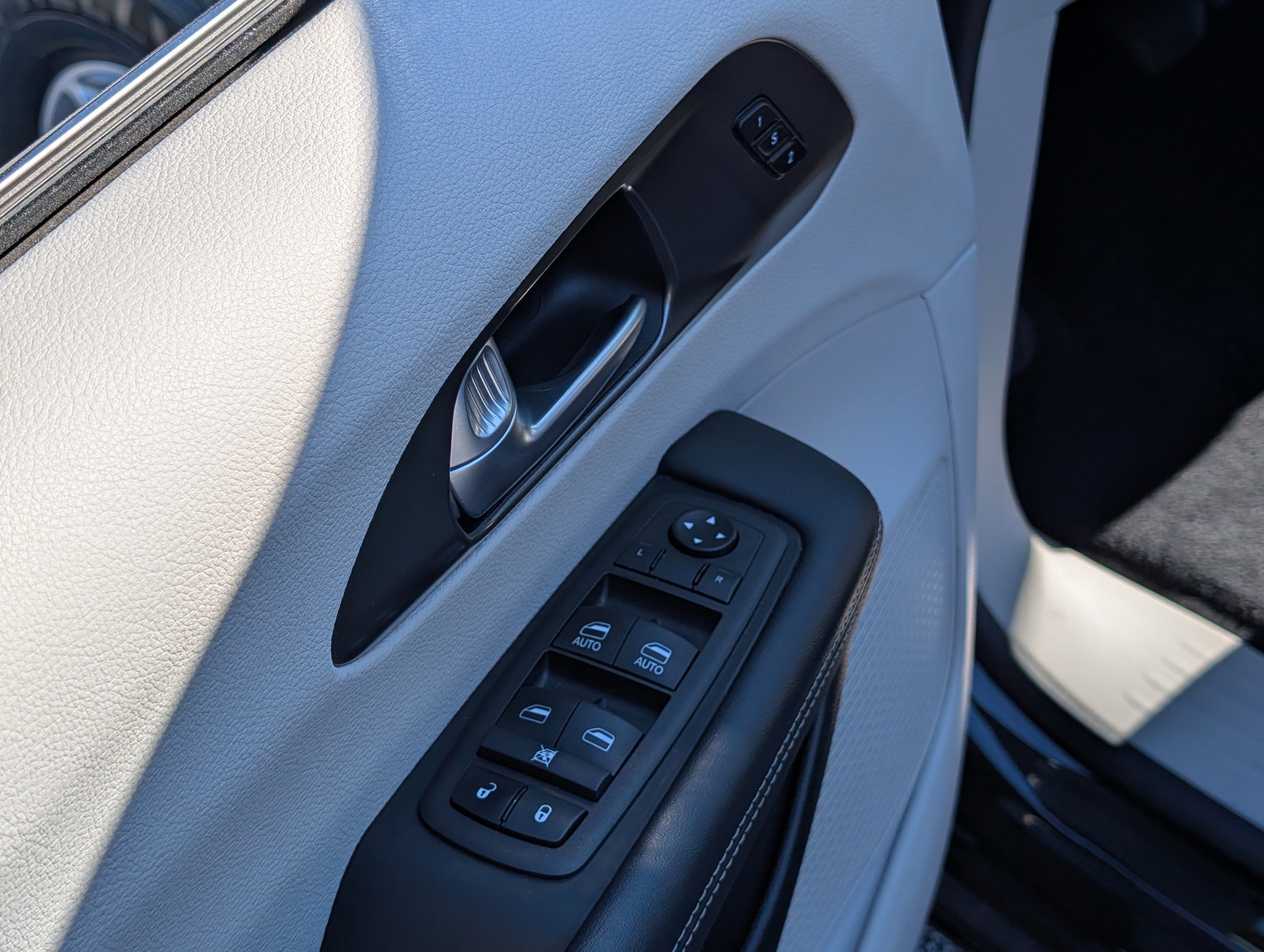 Used 2024 Chrysler Pacifica Touring-L image 22