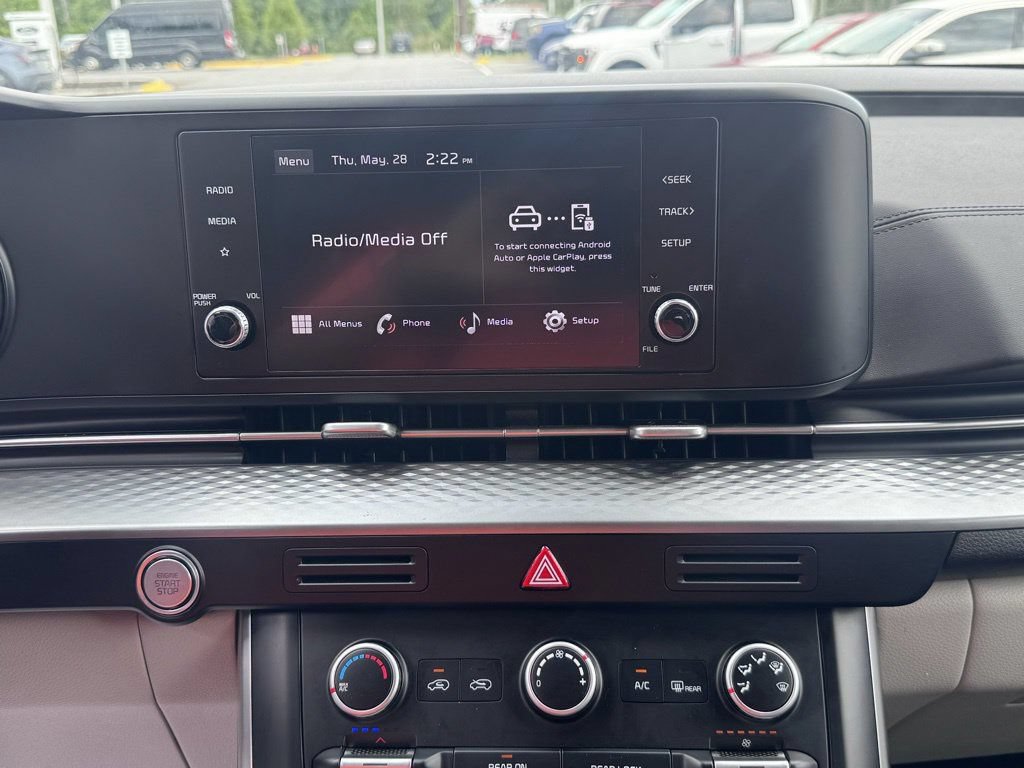 Used 2024 Kia Carnival LX FWD image 21