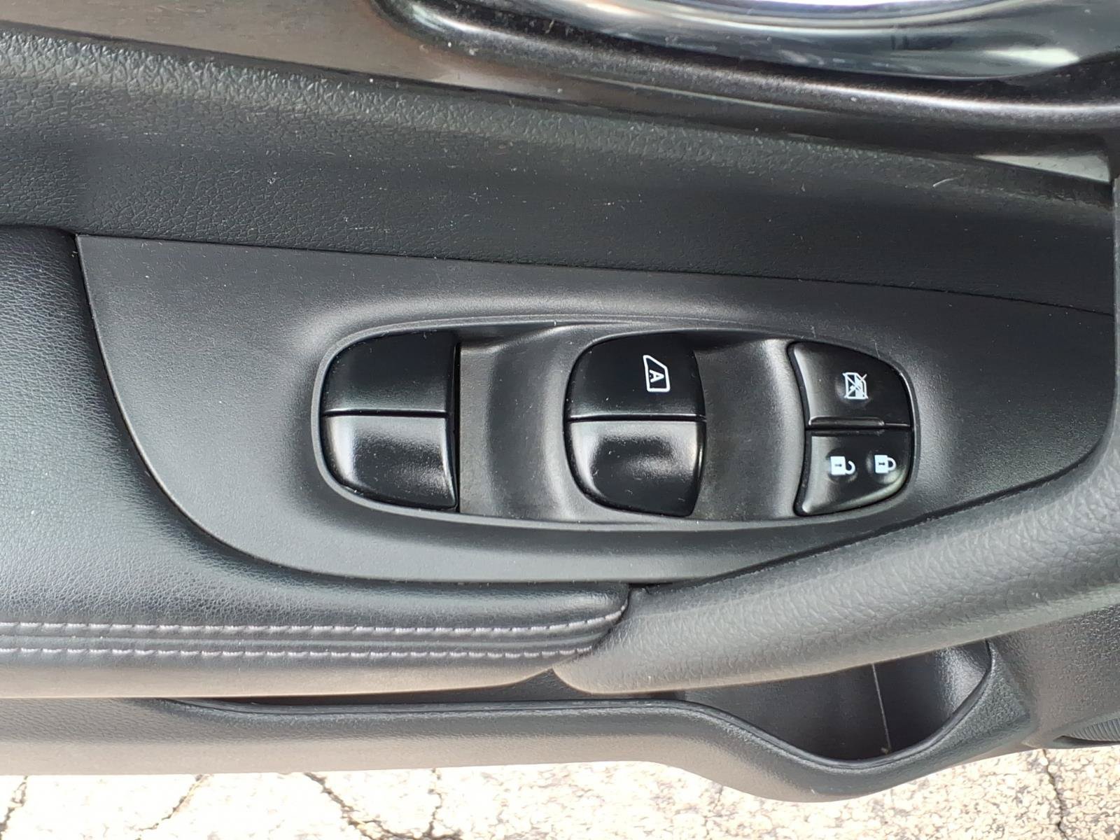 Used 2017 Nissan Rogue SV AWD/4WD image 25