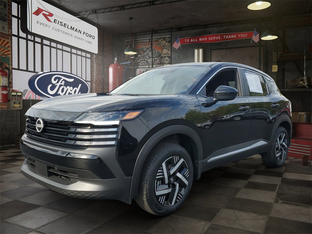 Used 2025 Nissan Kicks SV image 1