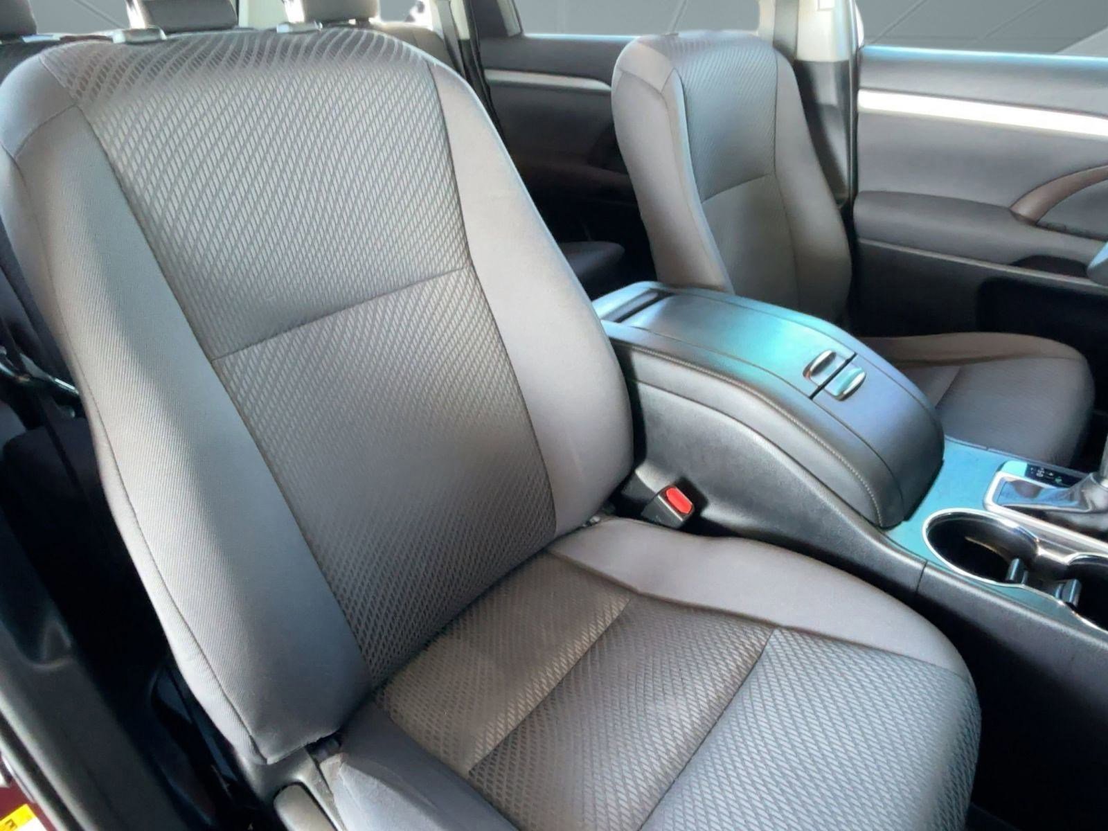 Used 2019 Toyota Highlander LE image 31