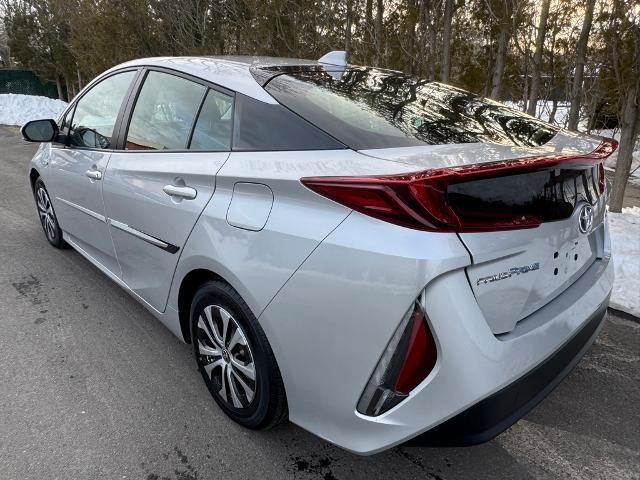 Used 2022 Toyota Prius Prime XLE image 2