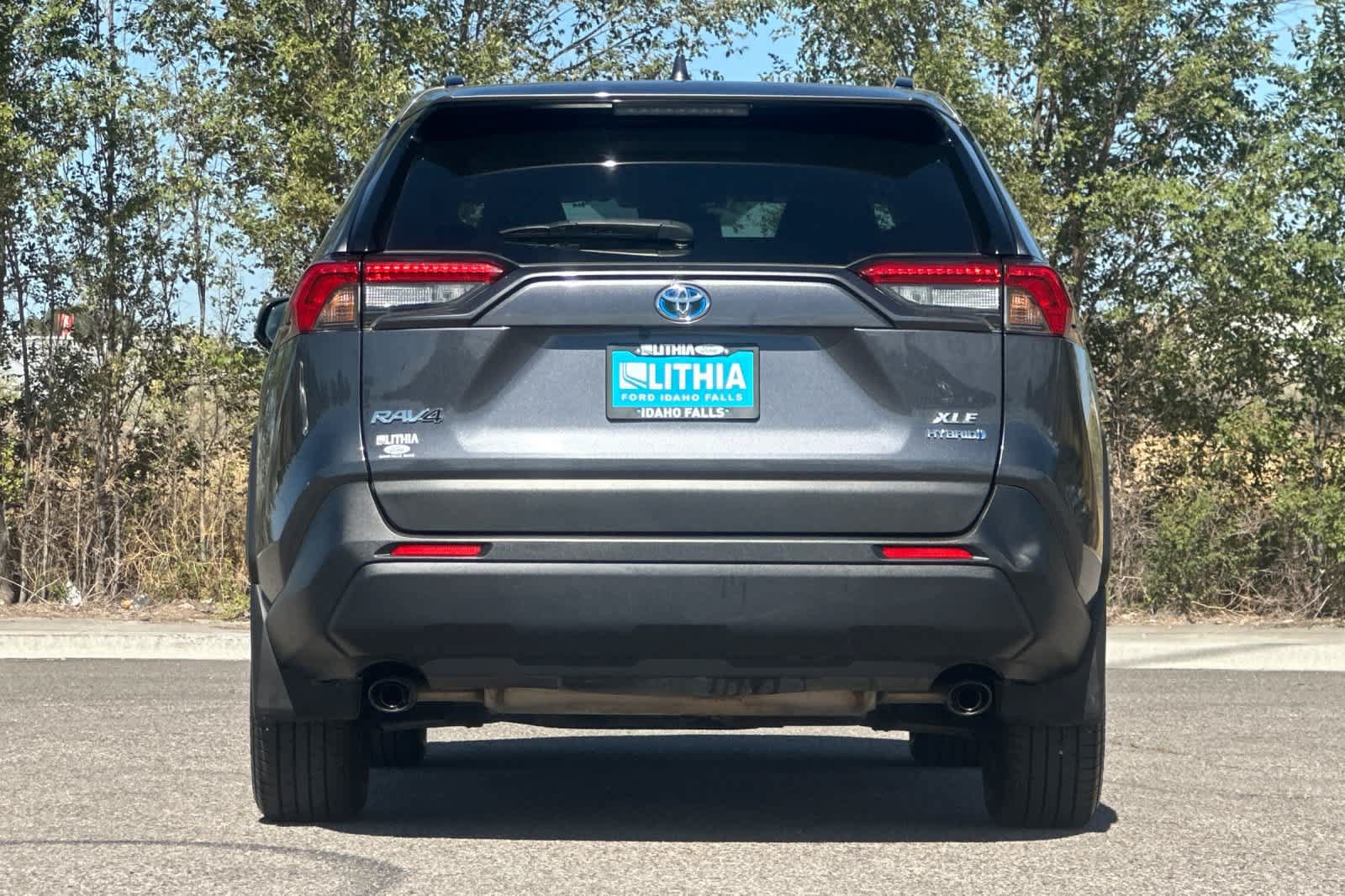 Used 2022 Toyota RAV4 XLE Premium AWD/4WD image 7