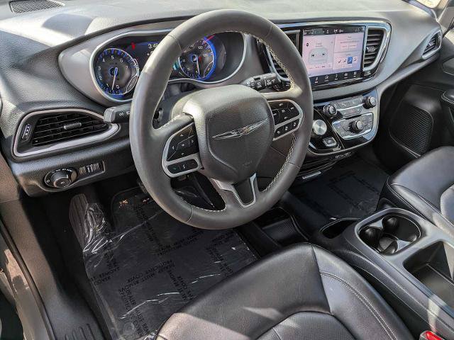 Used 2025 Chrysler Pacifica Select FWD video 2
