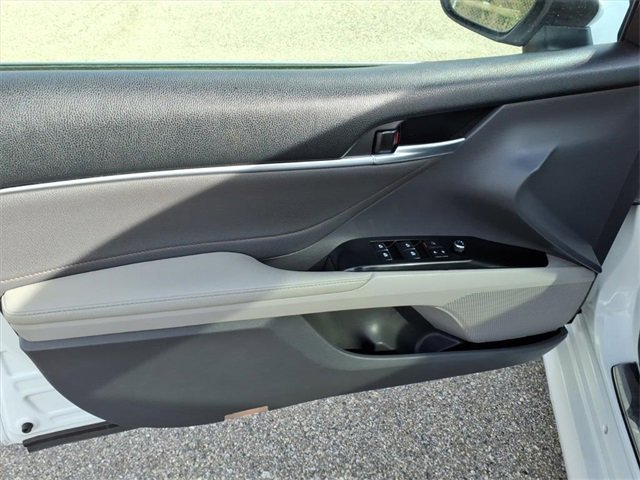 Used 2018 Toyota Camry XLE image 12