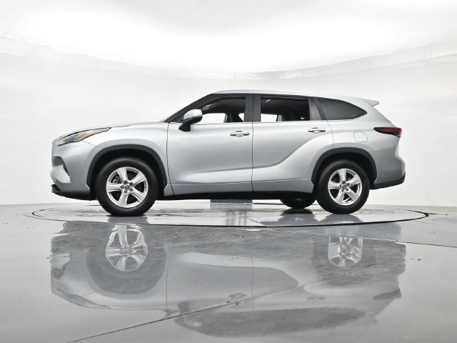 Used 2025 Toyota Highlander LE FWD image 35
