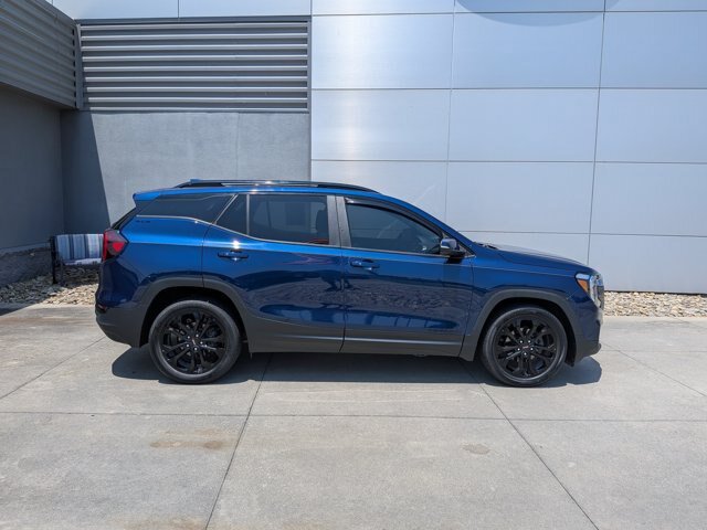Used 2022 GMC Terrain SLE w/ Driver Convenience Package FWD image 3