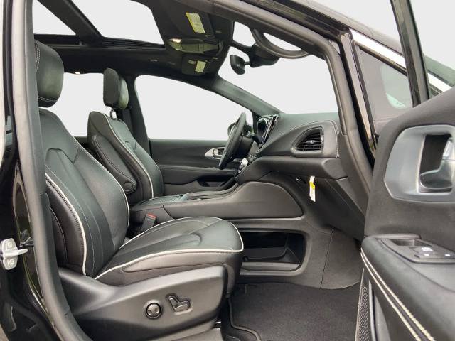 Used 2026 Chrysler Pacifica Limited FWD image 17
