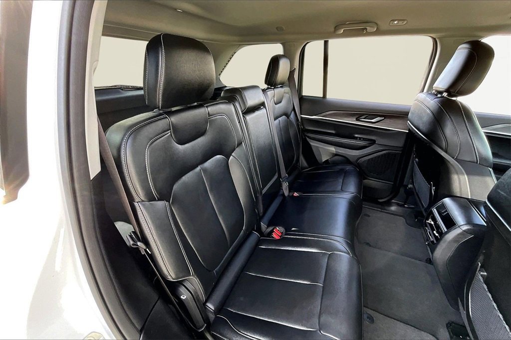 Used 2023 Jeep Grand Cherokee Limited image 27