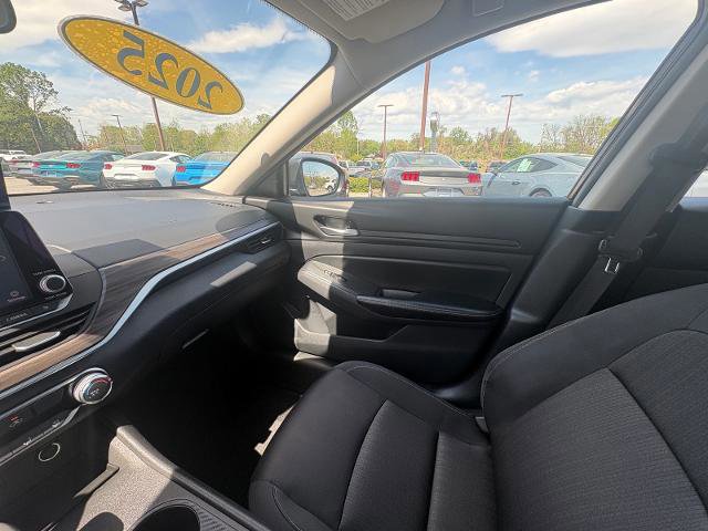 Used 2025 Nissan Altima 2.5 SV FWD image 24