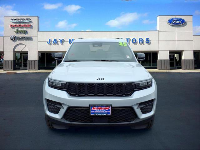 Used 2025 Jeep Grand Cherokee Altitude AWD/4WD image 7