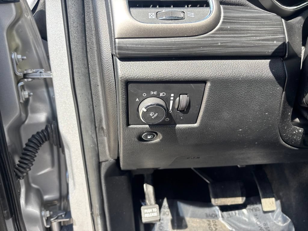 Used 2019 Jeep Grand Cherokee Laredo w/ 18" Wheel & 8.4" Radio Group AWD/4WD image 14
