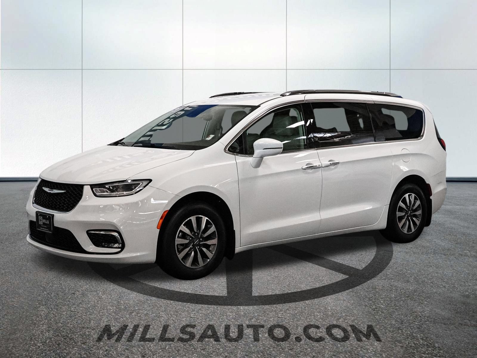 Used 2021 Chrysler Pacifica Touring-L FWD image 2