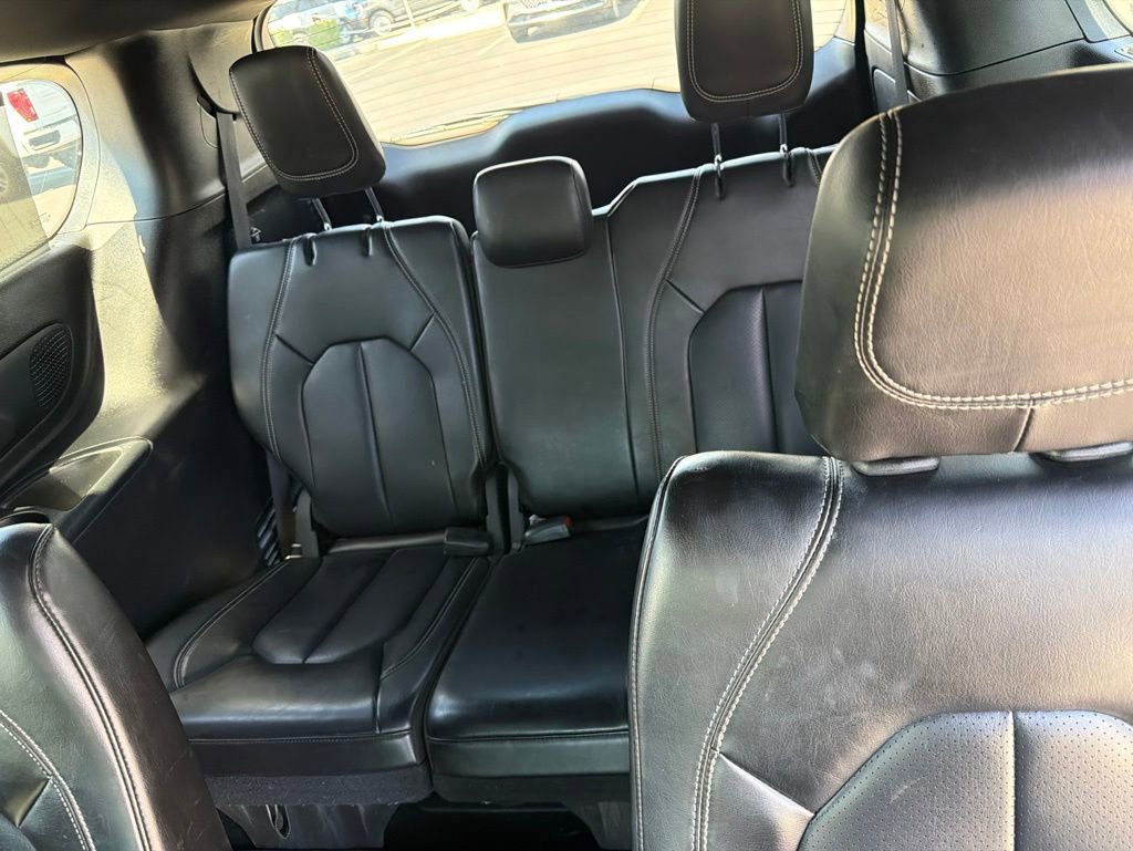 Used 2023 Chrysler Pacifica Touring-L w/ Uconnect Theater Family Group FWD image 3
