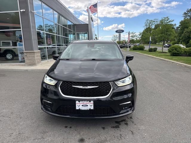 Used 2023 Chrysler Pacifica Touring-L FWD image 3