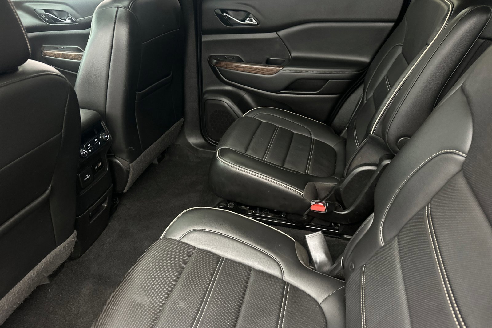 Used 2021 GMC Acadia Denali w/ Denali Technology Package image 12