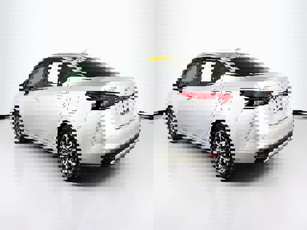 Used 2023 Nissan Versa SV image 4