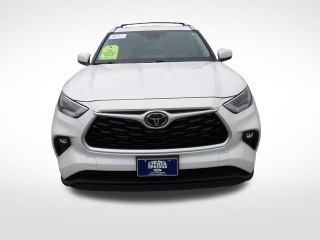 Used 2021 Toyota Highlander XLE AWD/4WD image 2