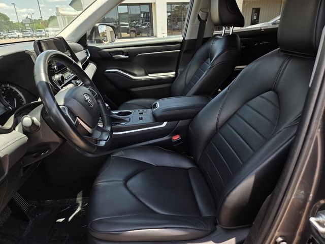 Used 2023 Toyota Highlander XLE FWD image 13