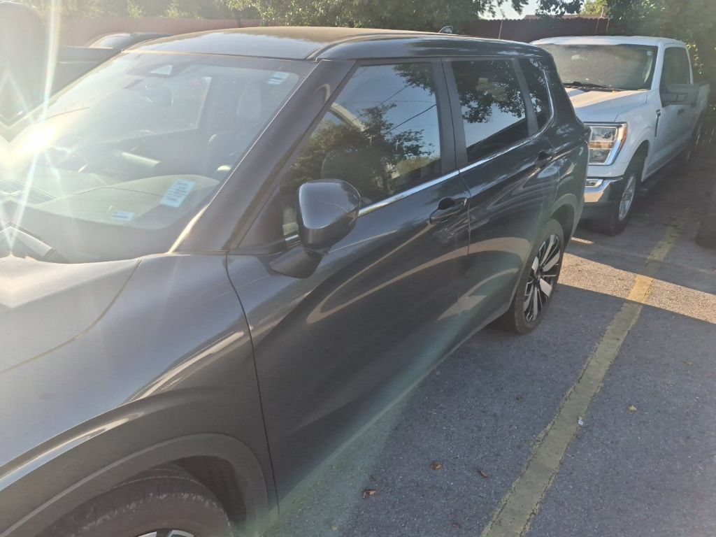 Used 2025 Mitsubishi Outlander SE FWD image 6