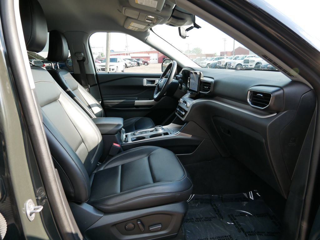 Certified 2023 Ford Explorer XLT w/ Equipment Group 202A AWD/4WD image 8