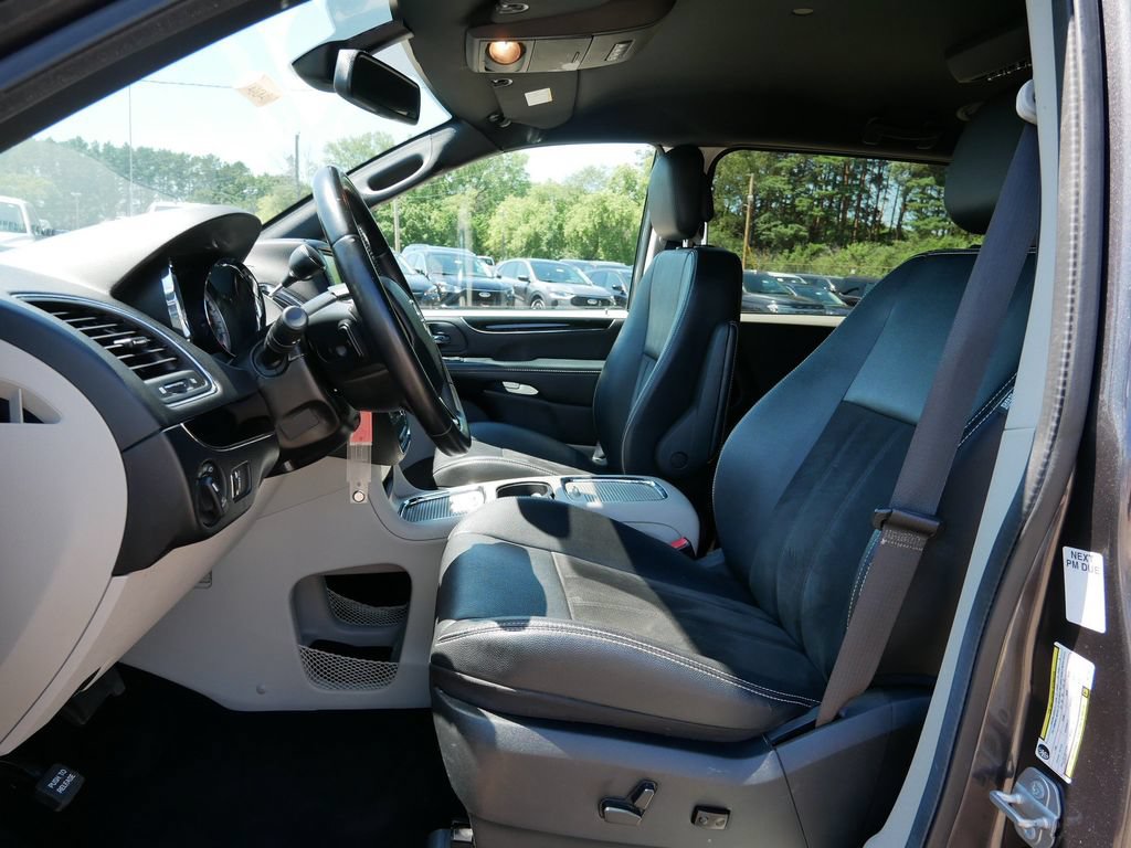 Used 2019 Dodge Grand Caravan SXT FWD image 16