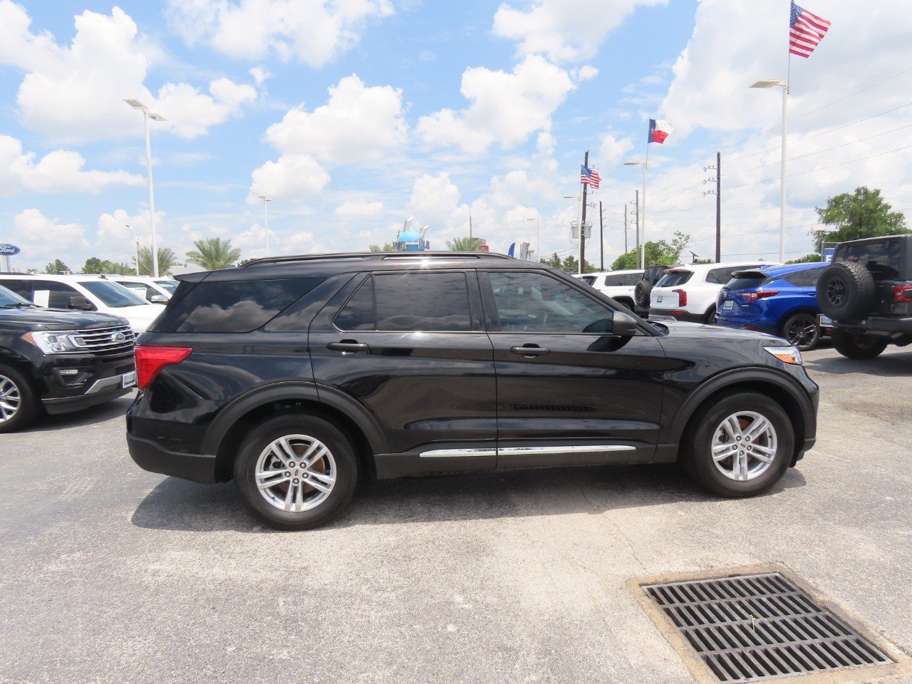 Certified 2023 Ford Explorer XLT w/ Equipment Group 202A RWD image 8