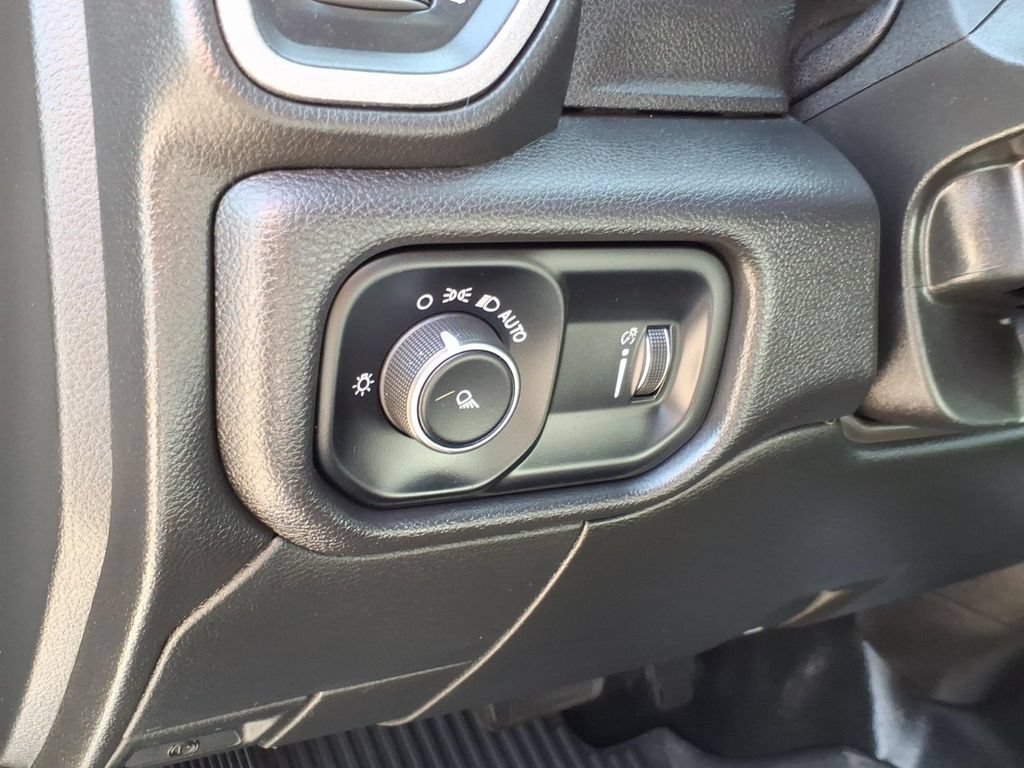 Used 2024 RAM 2500 Tradesman w/ Chrome Appearance Group AWD/4WD image 18