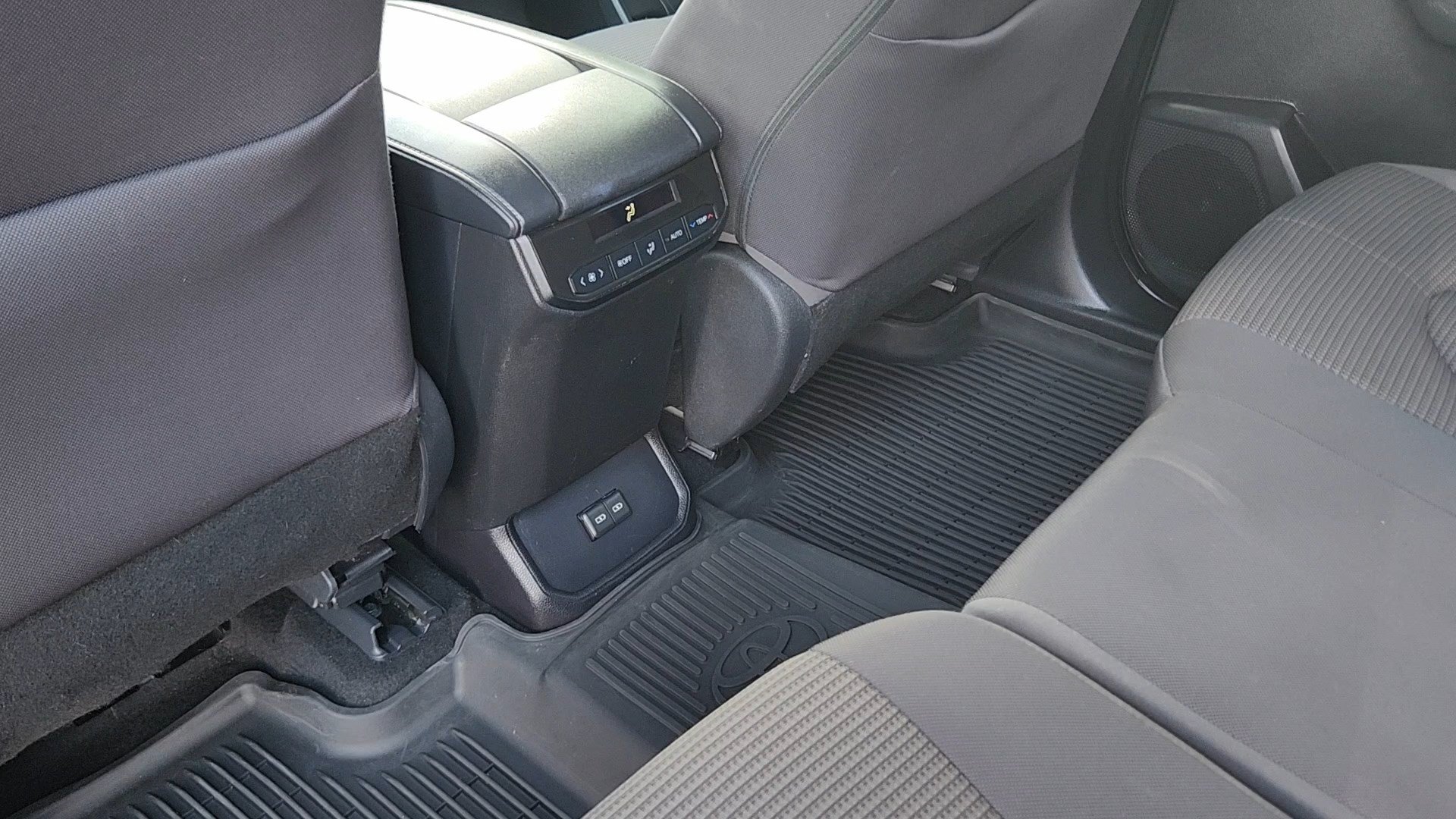 Used 2022 Toyota Highlander LE AWD/4WD image 16