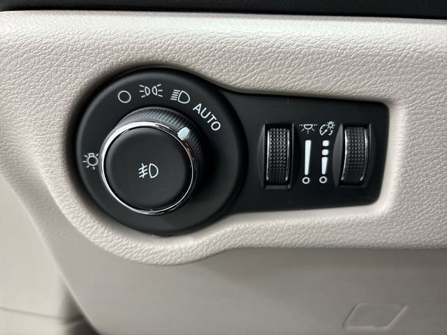 Used 2023 Chrysler Pacifica Touring-L image 21