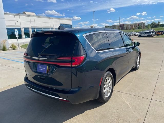 Used 2024 Chrysler Pacifica Touring-L FWD image 4