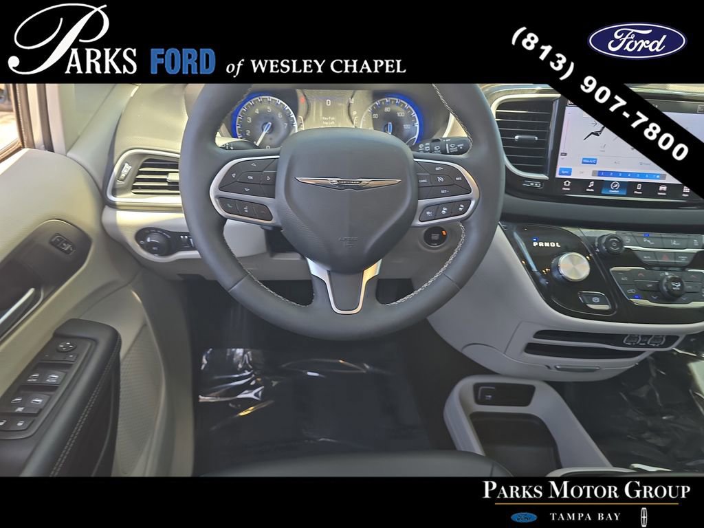 Used 2024 Chrysler Pacifica Touring-L FWD image 12