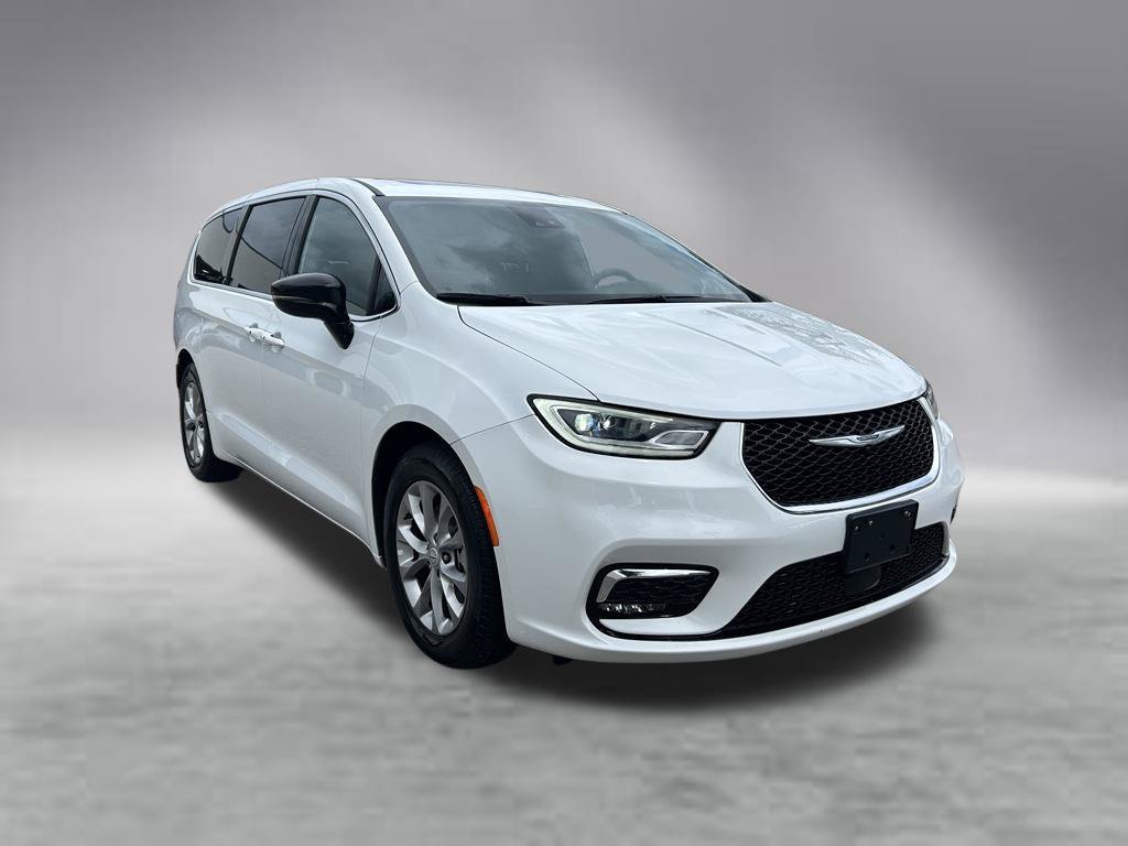 Used 2026 Chrysler Pacifica Limited FWD image 2