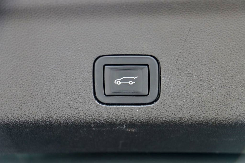 Used 2022 Chevrolet Suburban Z71 w/ Luxury Package image 40