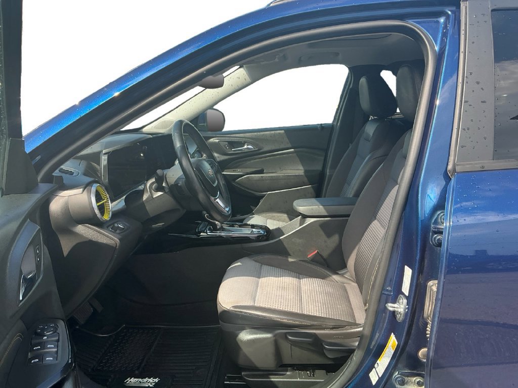 Used 2024 Chevrolet Trax LT w/ Sunroof Package FWD image 14
