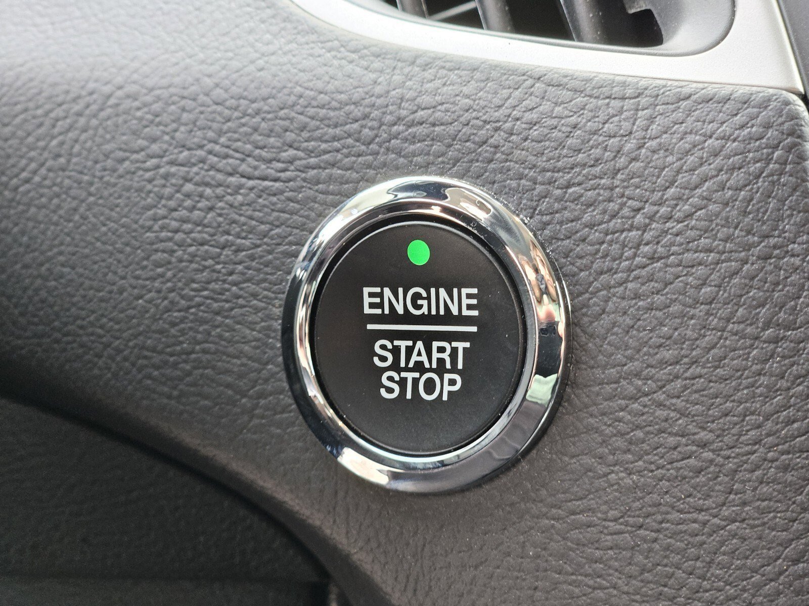 Certified 2024 Ford Edge SE w/ Black Appearance Package image 25