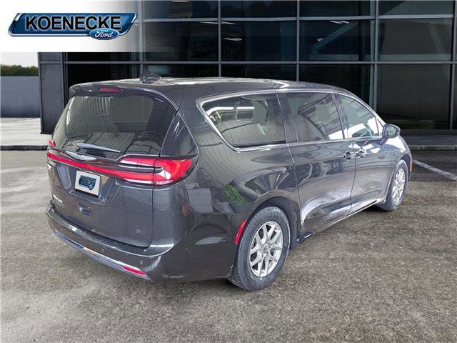 Used 2023 Chrysler Pacifica Touring-L image 5