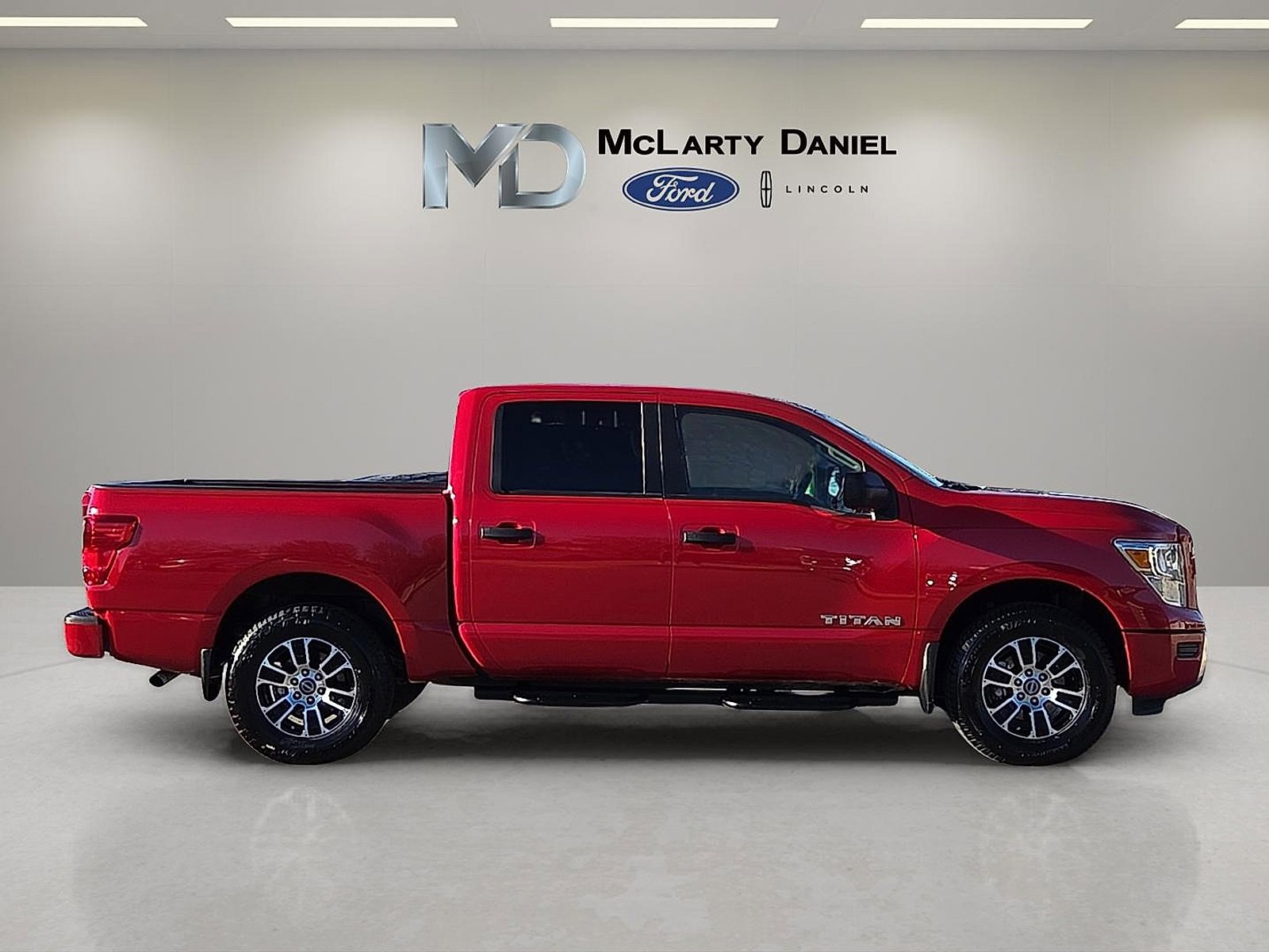 Used 2024 Nissan Titan SV image 6