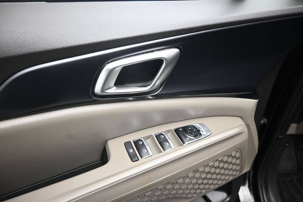 Used 2026 Kia Carnival FWD image 11