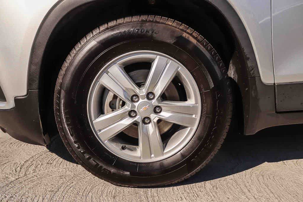 Used 2022 Chevrolet Trax LS w/ Tint and Cruise Package FWD image 11