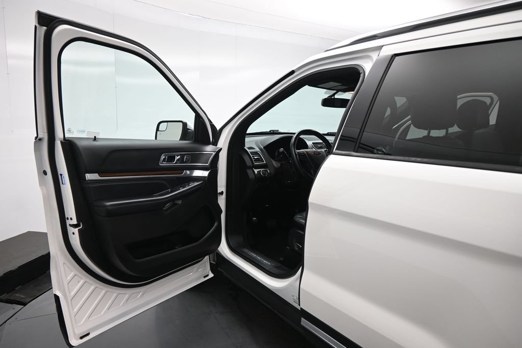 Certified 2017 Ford Explorer Limited FWD image 9