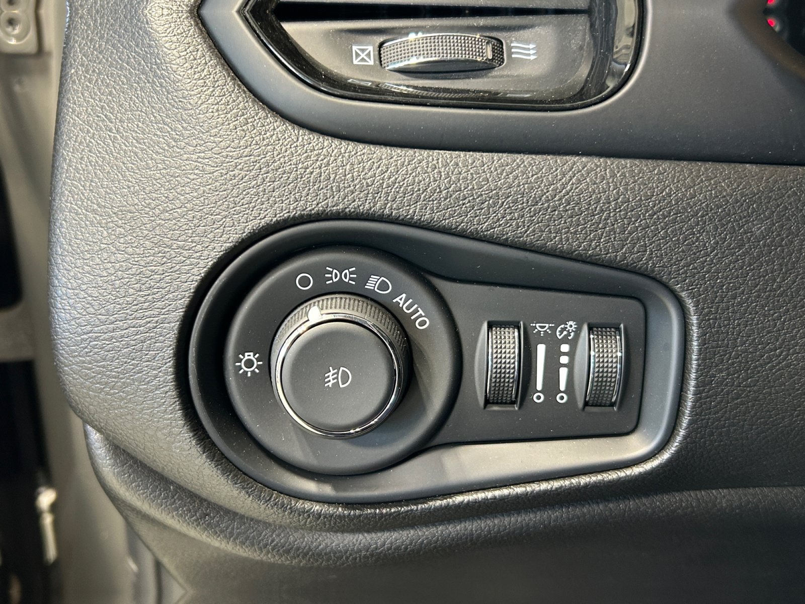 Used 2020 Jeep Renegade Altitude FWD image 16